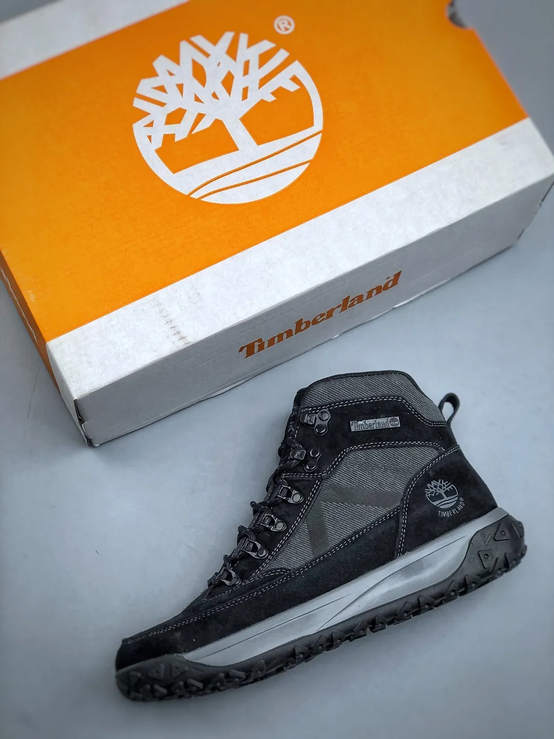 Welfare special offer 💰398 New arrival 🚀Timberland Timberland outdoor high-top casual Martin boots series Guangdong factory quality Original box original packaging The fabric is made of Italian 🇮🇹 top-grade frosted fine-grained cowhide. It is paired with anti-odor and anti-corrosion genuine leather latex insoles to give you a perfect wearing experience. High-quality and durable, a must-have for sportsmen. Specially designed to treat those who are not handsome. High-quality and first-class foot feel. Size: 39-44